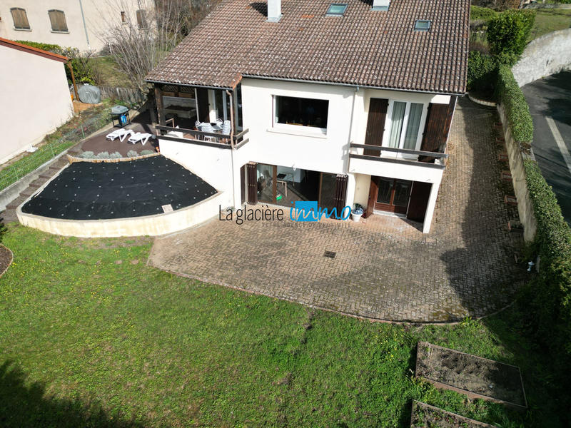 Maison traditionnelle - 240 m² - 7 pièces