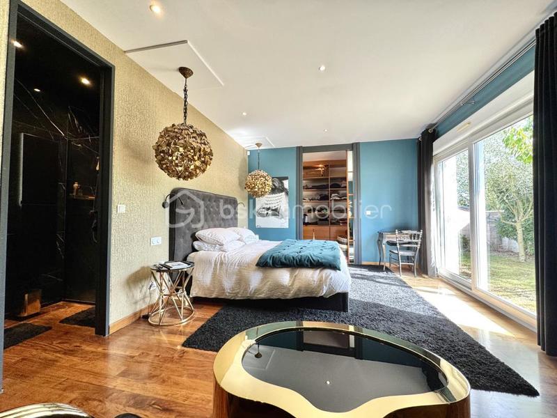 Maison - 250 m² - 8 pièces