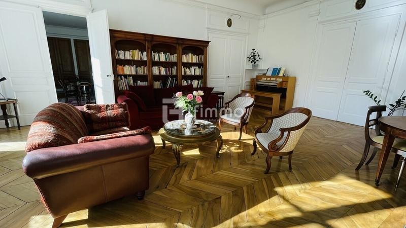 Appartement - 176 m² - 6 pièces