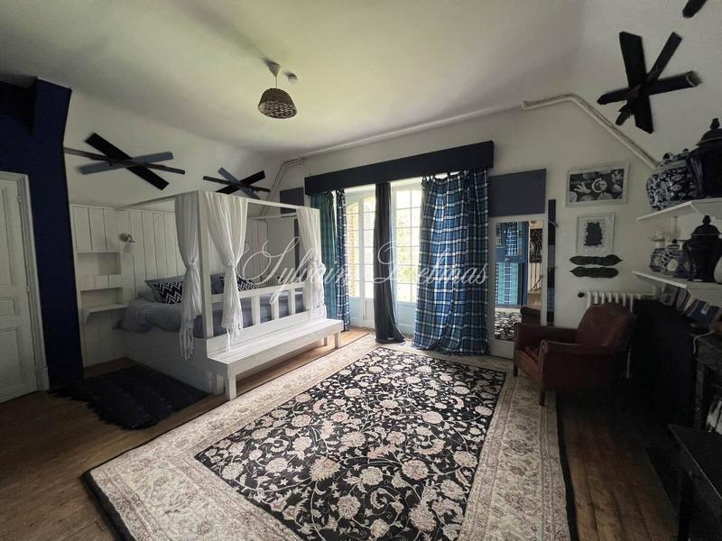 Château - 4 400 m² - 35 pièces