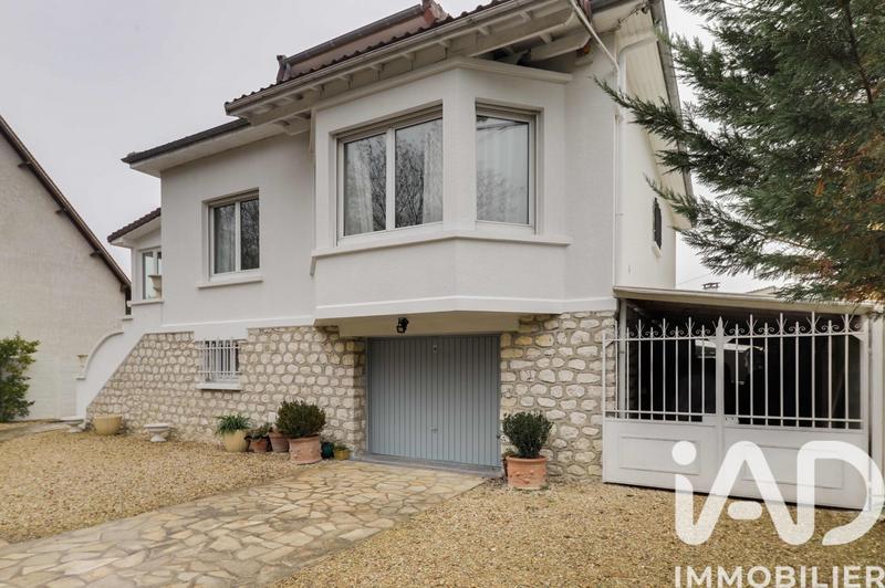 Maison - 230 m² - 8 pièces