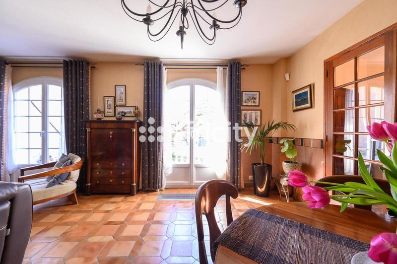 Maison - 330 m² - 7 pièces