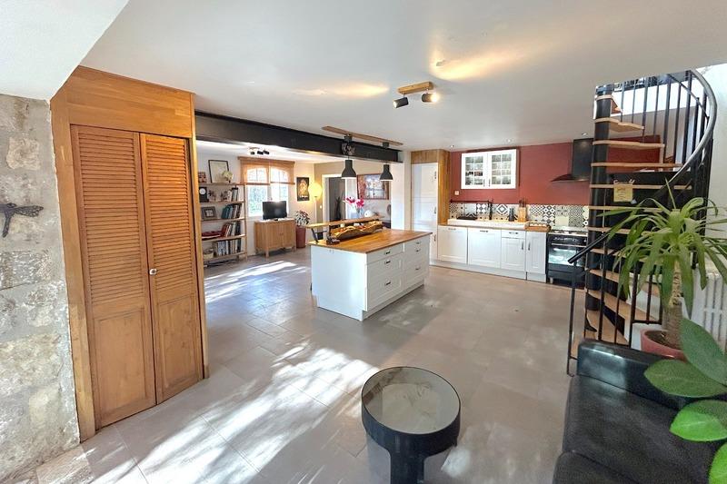 Maison - 196 m² - 7 pièces