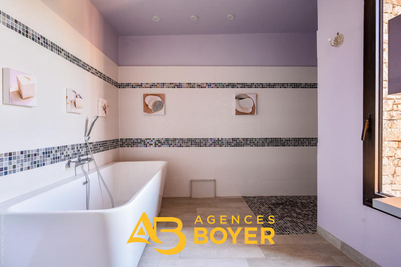 Maison - 300 m² - 8 pièces