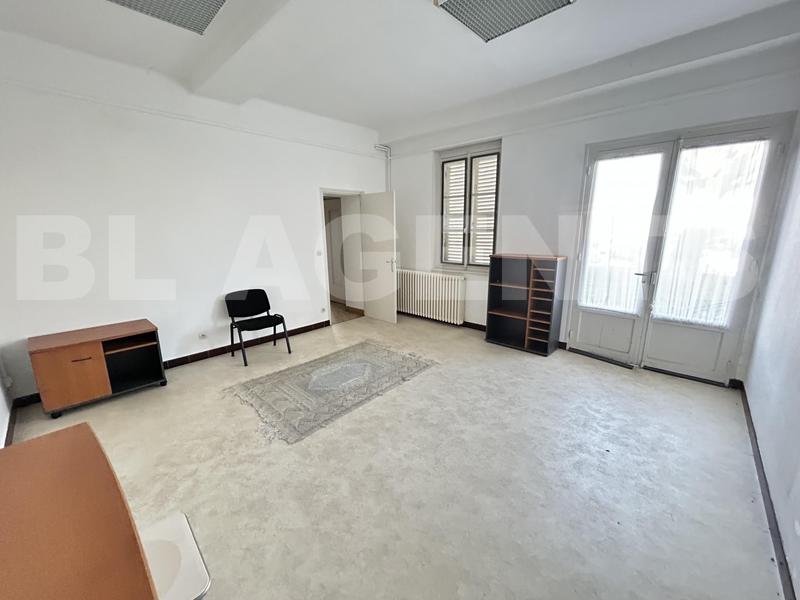 Entrepôt - 130 m² - 6 pièces