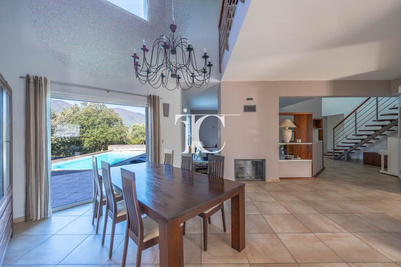 Maison - 260 m² - 6 pièces