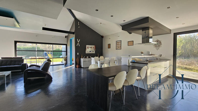 Maison - 235 m² - 6 pièces