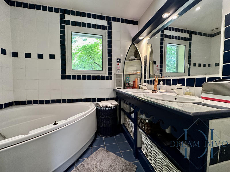 Maison contemporaine - 360 m² - 8 pièces