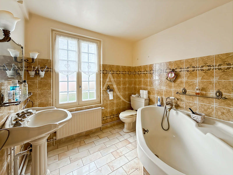 Maison - 204 m² - 7 pièces