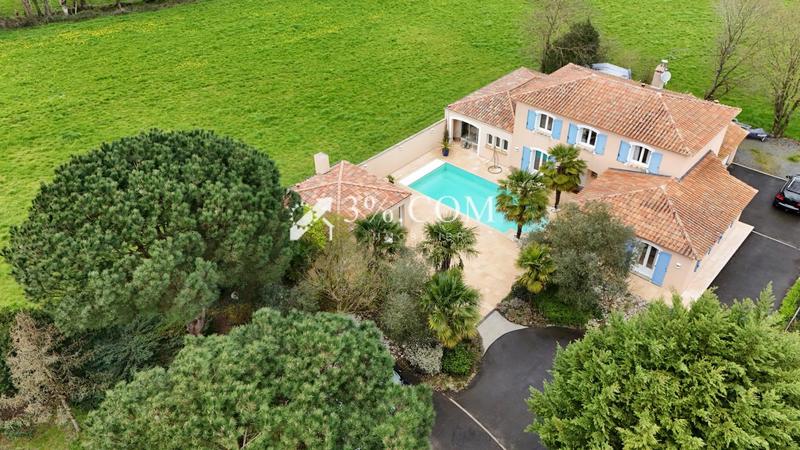 Maison - 230 m² - 7 pièces