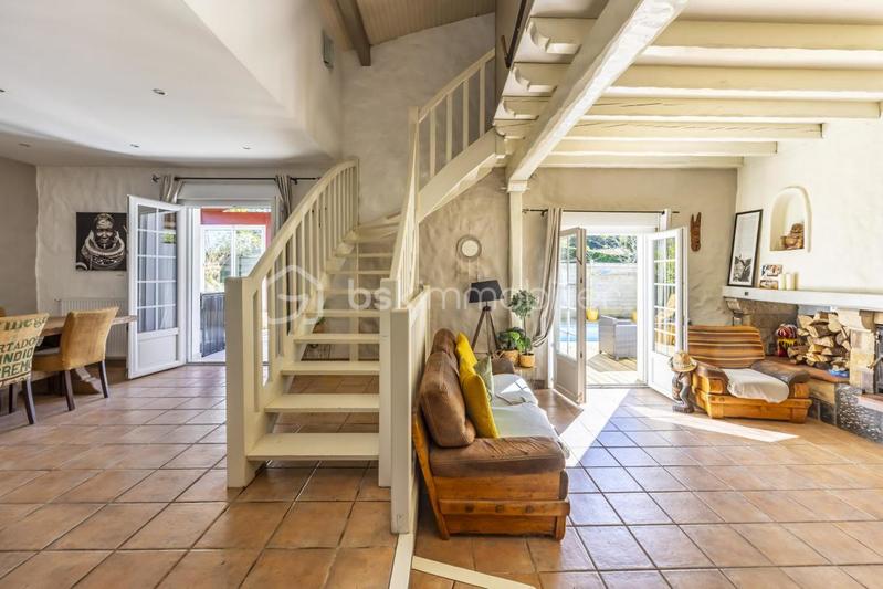 Maison - 250 m² - 9 pièces