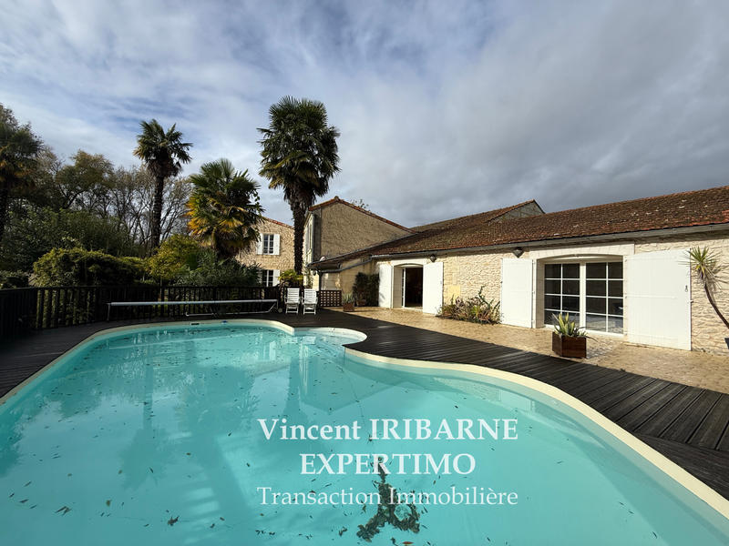 Propriété - 245 m² - 8 pièces