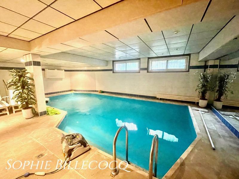 Maison - 248 m² - 8 pièces