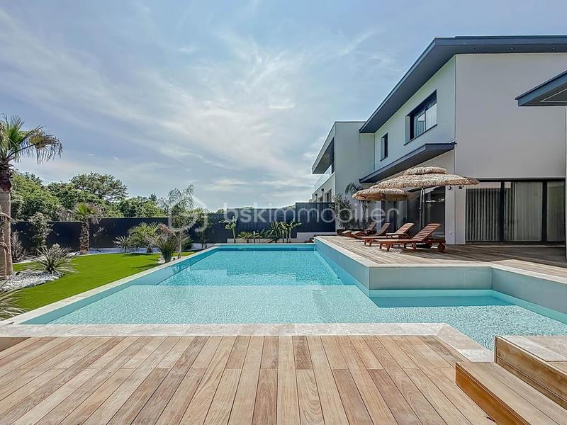 Maison - 213 m² - 6 pièces