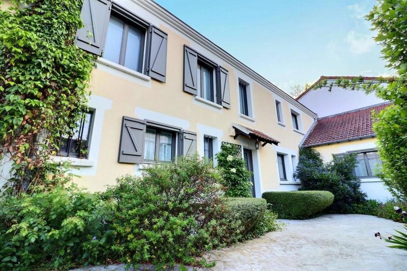 Maison - 241 m² - 8 pièces