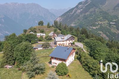 Maison - 227 m² - 8 pièces