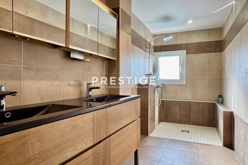 Maison - 255 m² - 8 pièces