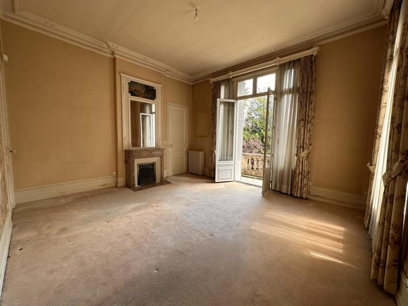 Appartement ancien - 242 m² - 7 pièces