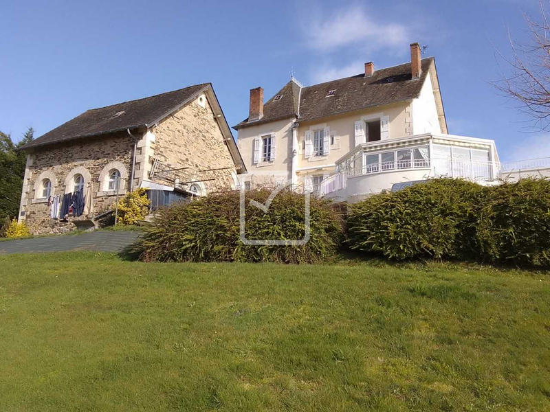 Maison - 250 m² - 8 pièces