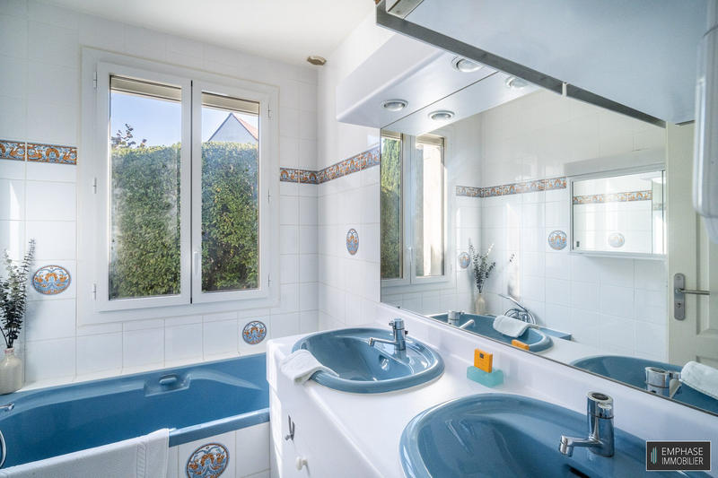 Maison contemporaine - 247 m² - 9 pièces