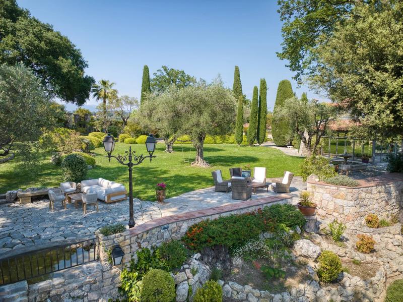 Villa - 1 200 m² - 16 pièces