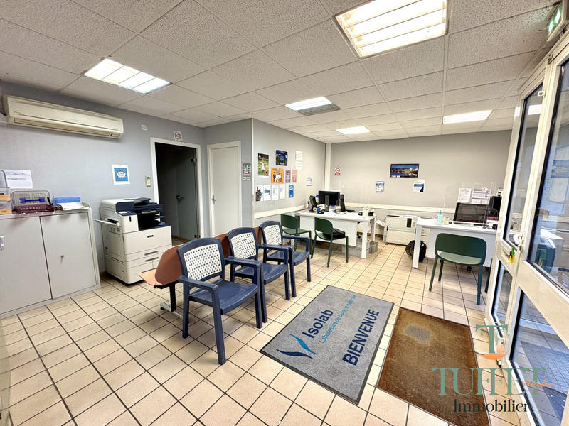 Local commercial - 150 m² - 8 pièces