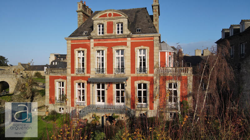 Maison - 327 m² - 11 pièces