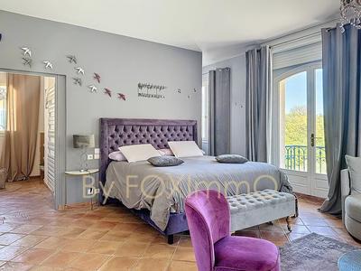 Propriété - 653 m² - 28 pièces