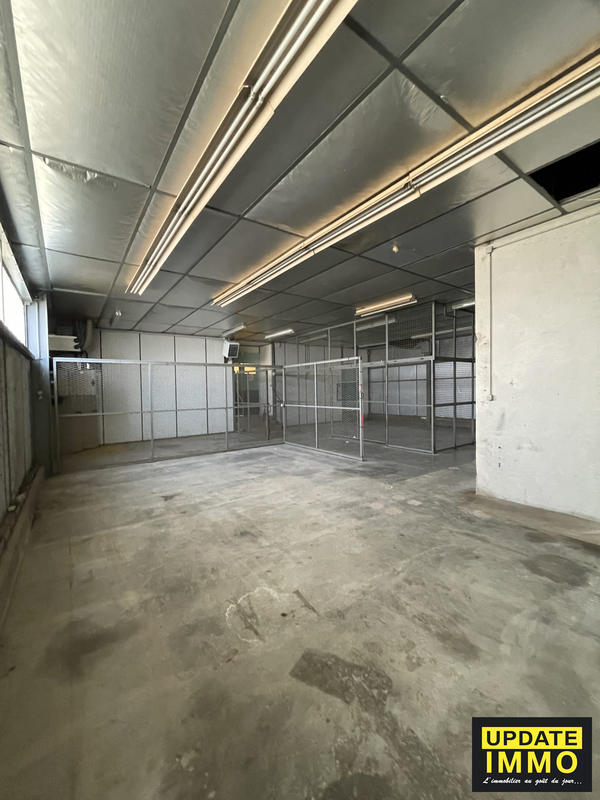 Entrepôt - 4 679 m²