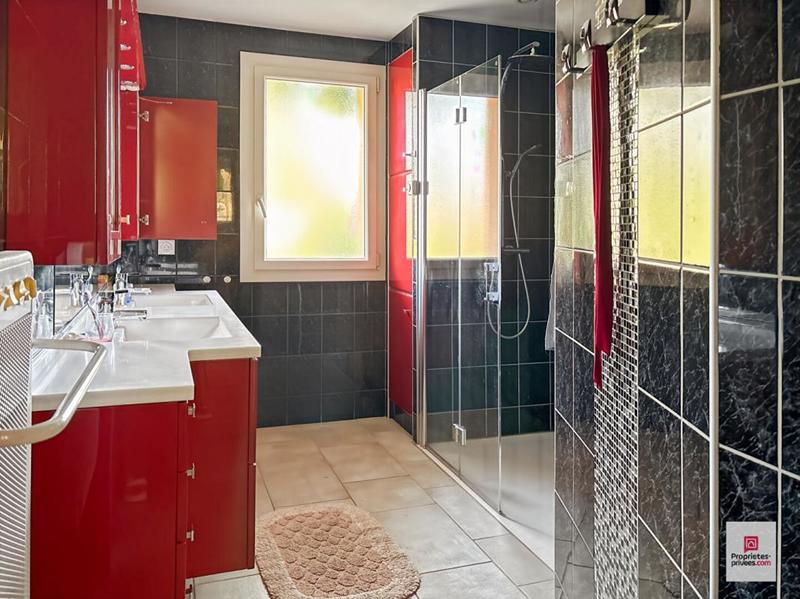 Maison - 248 m² - 8 pièces