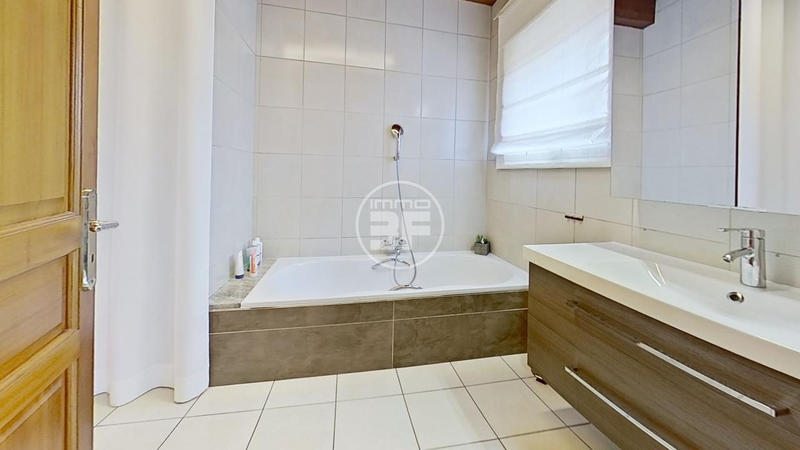 Maison - 196 m² - 7 pièces