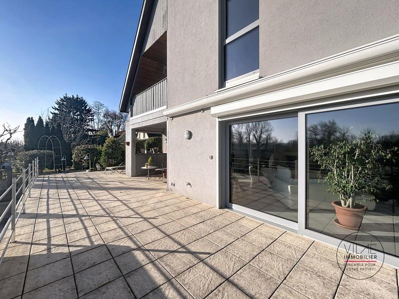 Maison - 235 m² - 8 pièces