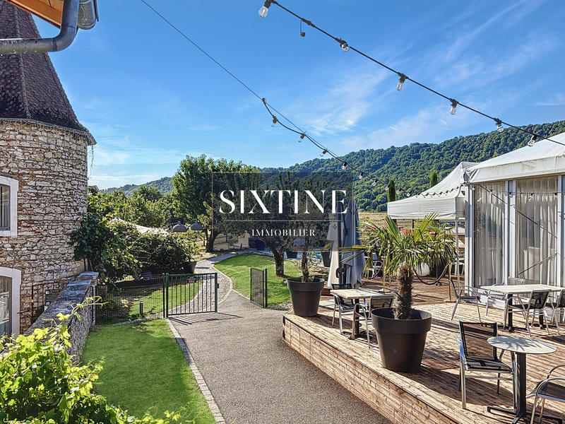 Maison - 3 008 m² - 45 pièces