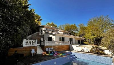 Maison - 230 m² - 7 pièces