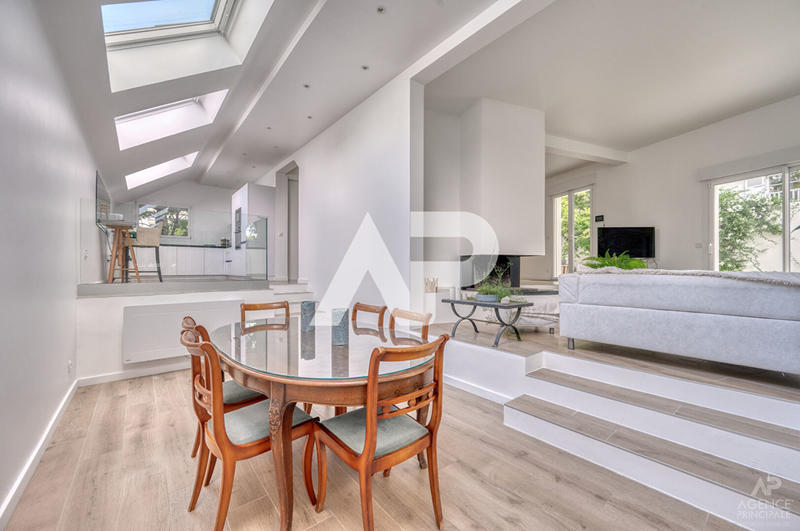 Maison - 337 m² - 8 pièces