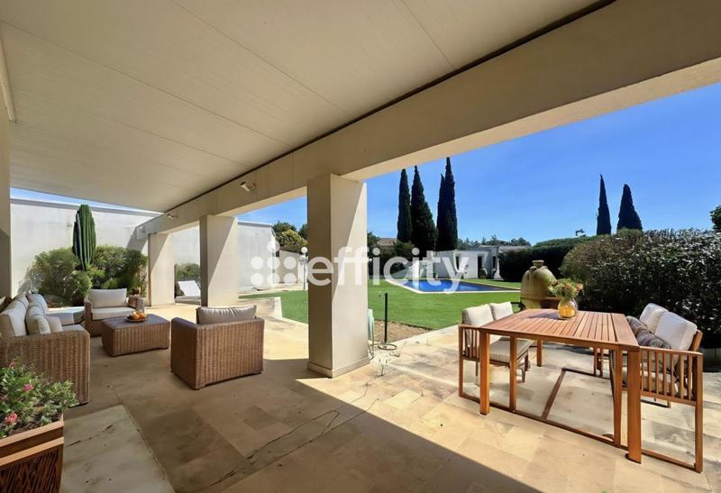 Maison - 280 m² - 9 pièces