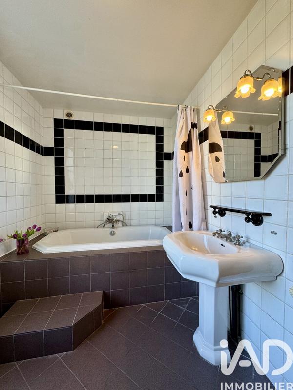 Maison - 218 m² - 8 pièces