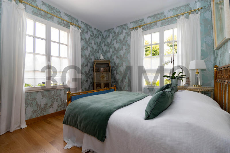 Maison - 295 m² - 9 pièces