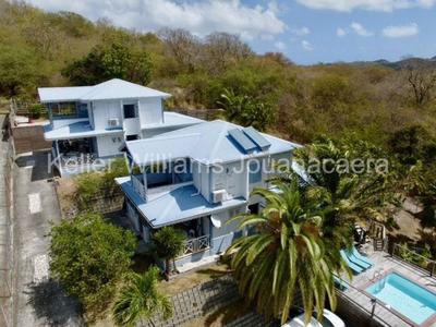 Propriété - 256 m² - 8 pièces