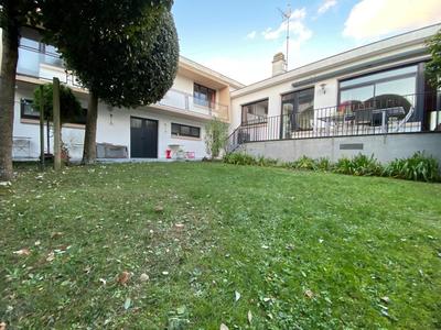 Maison - 225 m² - 7 pièces