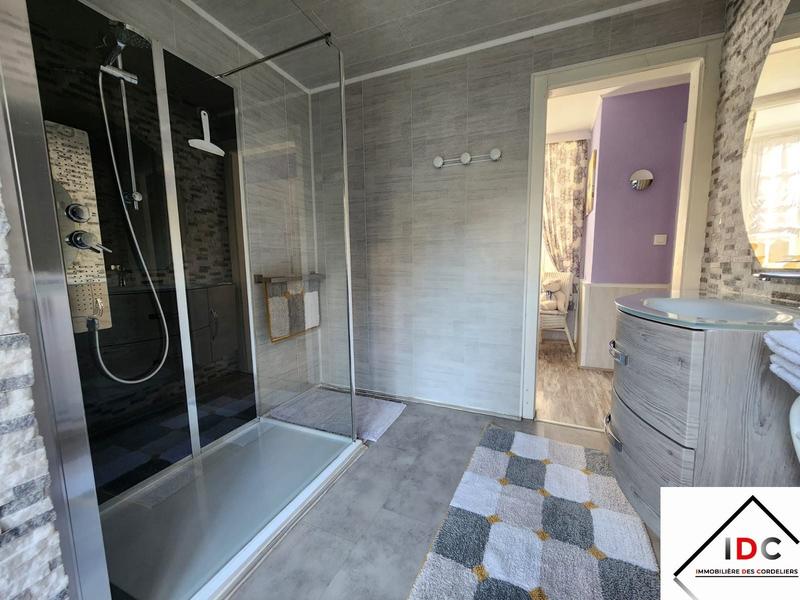 Maison - 250 m² - 9 pièces