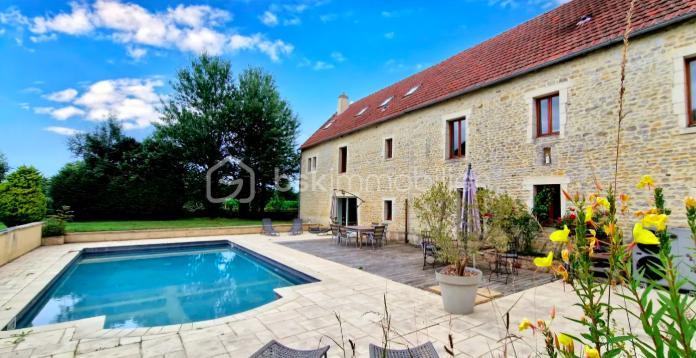 Demeure - 326 m² - 11 pièces