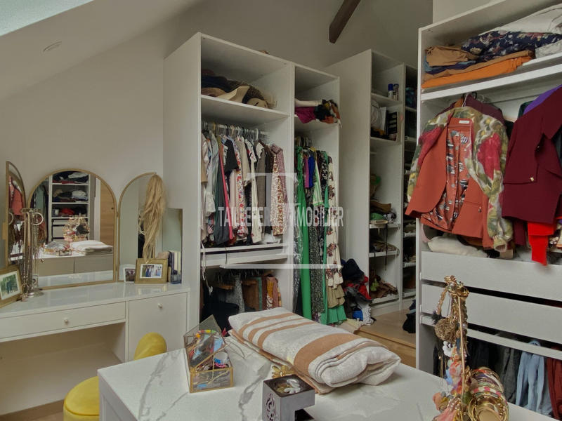 Maison - 250 m² - 6 pièces