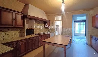 Maison - 247 m² - 11 pièces