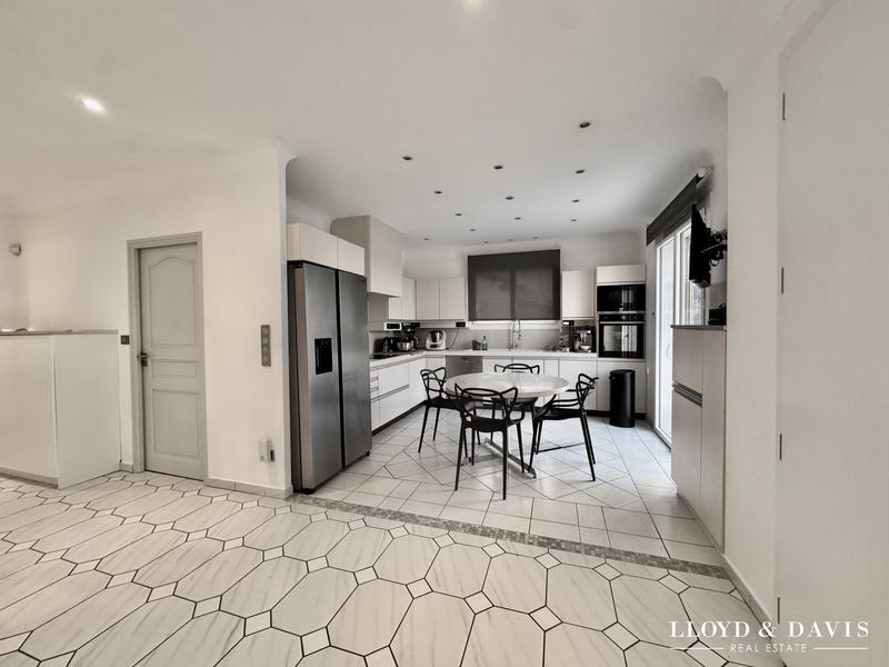 Maison - 236 m² - 7 pièces