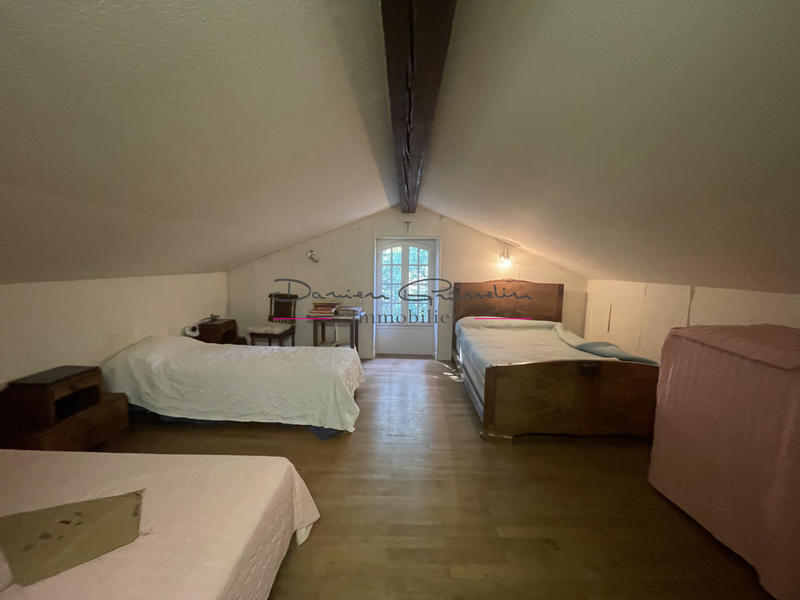 Propriété - 256 m² - 8 pièces