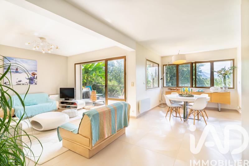 Maison - 234 m² - 9 pièces