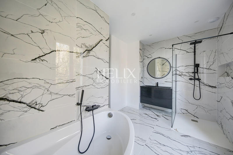 Maison - 383 m² - 9 pièces