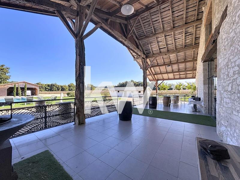 Maison - 956 m² - 10 pièces