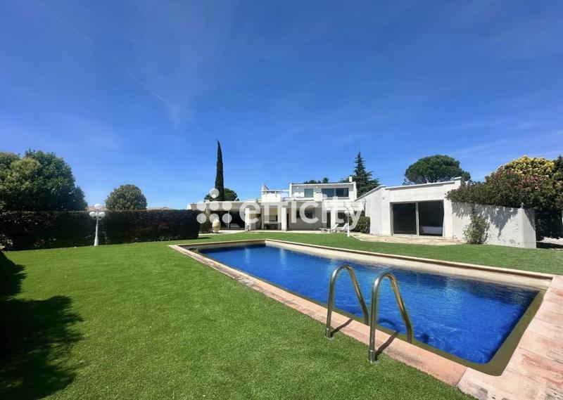 Maison - 280 m² - 9 pièces